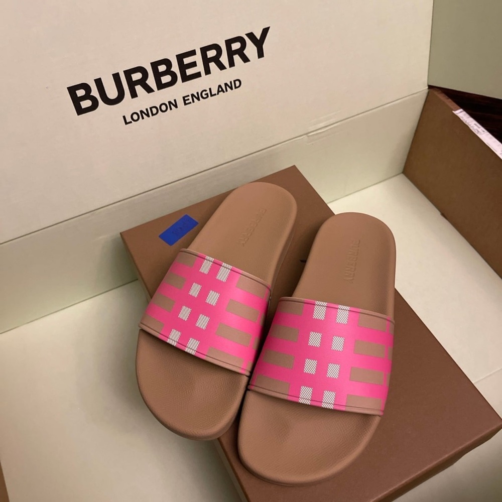 NWT Burberry check pink slides